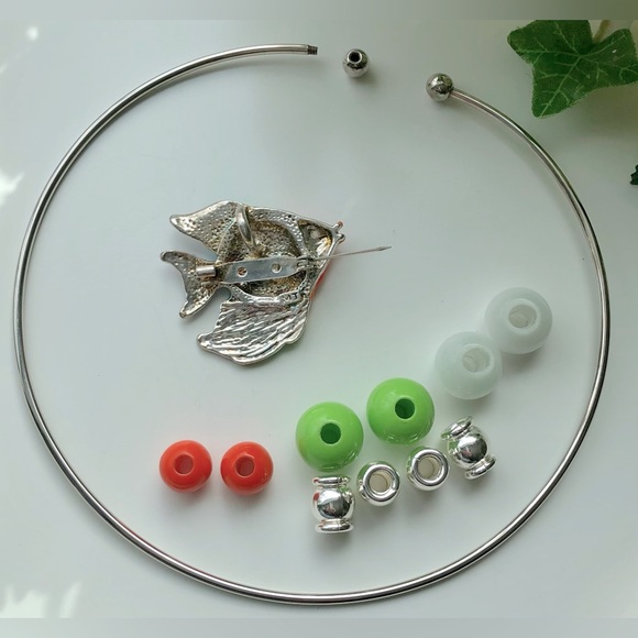 🎉Silver Collar Necklace with Vintage MJ Signed Tropical Fish Pendant and Beads - Picture 4 of 7